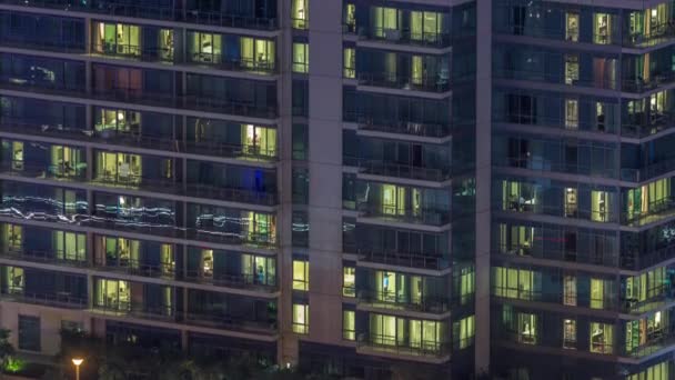 Jendela lampu di kantor modern dan perumahan bangunan tiLapse di malam hari — Stok Video
