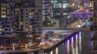 Dubai yat limanı rıhtımında Kanal boyunca Kanal havası gece zaman aşımı.