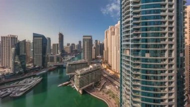 Kanal çevresindeki Dubai marina gökdelenlerinin hava görüntüsü.