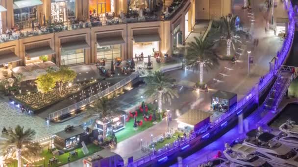 Ντουμπάι μαρίνα περιπάτου στην προκυμαία κατά μήκος κανάλι εναέρια νύχτα timelapse. — Αρχείο Βίντεο