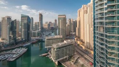 Kanal çevresindeki Dubai marina gökdelenlerinin hava görüntüsü.