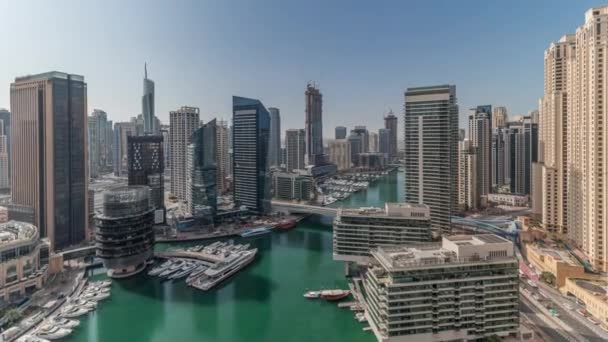 Panorama visar antenn utsikt över Dubai marina skyskrapor runt kanalen med flytande båtar timelapse — Stockvideo