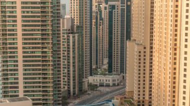 JBR ve Dubai Marina 'ya genel bakış modern gökdelenler rıhtımda yaşayan apartmanlar havadan zaman çizelgesi