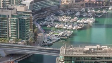 Kanal çevresindeki Dubai marina gökdelenlerinin hava görüntüsü.