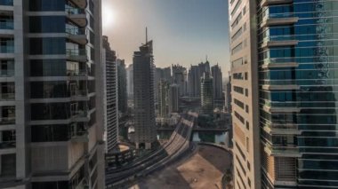 Dubai Marina ve JBR bölgesinin panoramik manzarası ve ünlü dönme dolap zaman aralığı.
