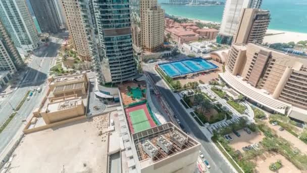Panoramisch uitzicht op de Dubai Marina en JBR gebied en de beroemde Ferris Wiel luchtfoto — Stockvideo