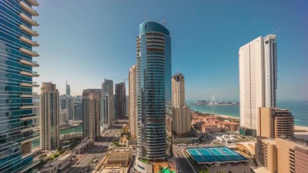 Vista panoramica sulla zona di Dubai Marina e JBR e sulla famosa timelapse aerea della ruota panoramica — Video Stock