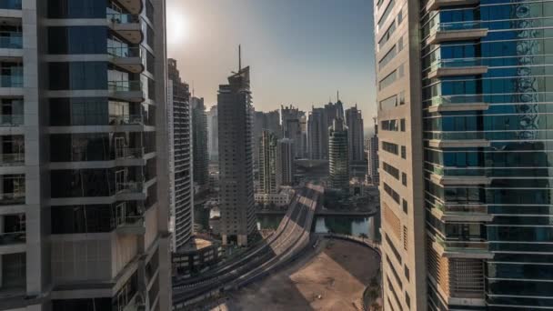 Vista panorámica de la zona de Dubai Marina y JBR y del famoso timelapse aéreo de la noria — Vídeos de Stock