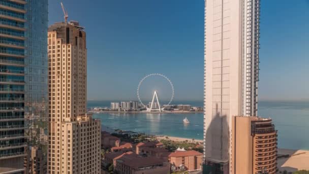 Panoramiczny widok na Dubai Marina i obszar JBR i słynny Ferris Wheel powietrza timelapse — Wideo stockowe