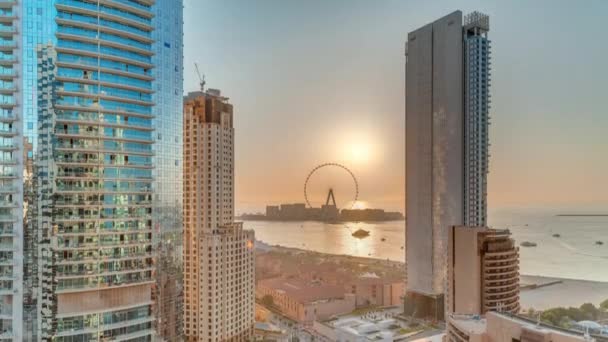 Vista panoramica sul tramonto della zona di Dubai Marina e JBR e la famosa timelapse aerea della ruota panoramica — Video Stock