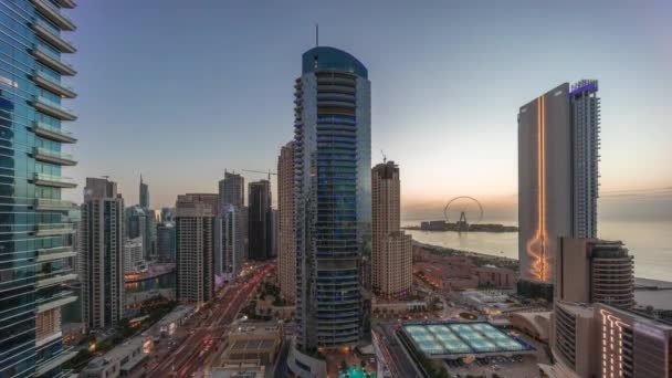 Vista panoramica del porto turistico di Dubai e della zona JBR e del famoso timelapse della ruota panoramica giorno-notte — Video Stock