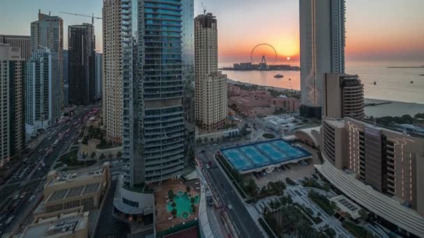 Panoramatický výhled na Dubai Marina a JBR oblasti a slavný Ferris Wheel letecké den na noc timelapse — Stock video