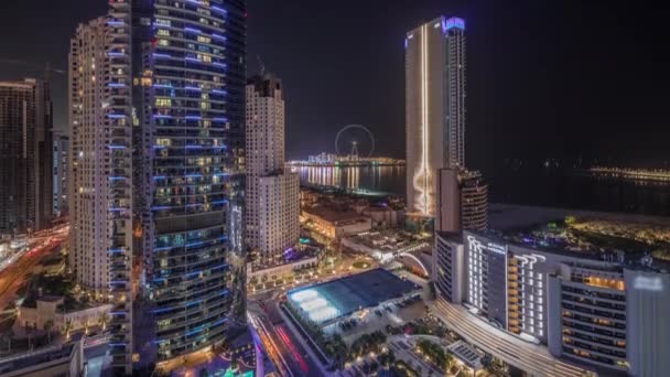 Panoramatický výhled na Dubai Marina a JBR oblasti a slavný Ferris Wheel letecké noci timelapse — Stock video