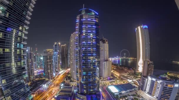 Vedere panoramică a zonei Dubai Marina și JBR și faimoasa cascadă de noapte aeriană Ferris Wheel — Videoclip de stoc