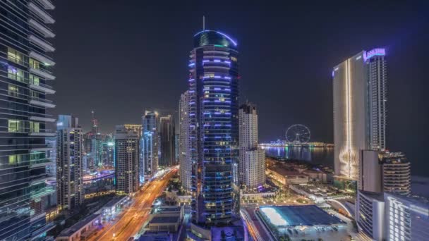 Panoramiczny widok na Dubai Marina i obszar JBR i słynny Ferris Wheel antenowej nocy timelapse — Wideo stockowe