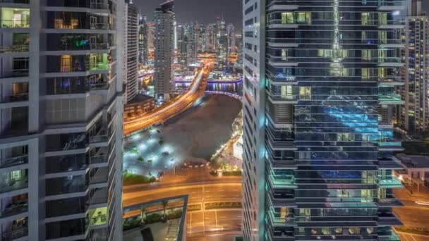 Panoramatický výhled na Dubai Marina a JBR oblasti a slavný Ferris Wheel letecké noci timelapse — Stock video