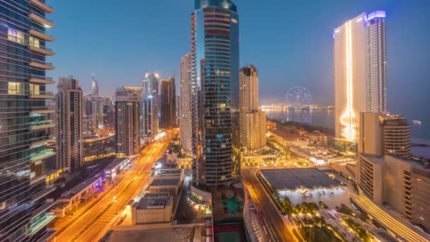 Vista panoramica sulla zona di Dubai Marina e JBR e la famosa ruota panoramica timelapse notte al giorno — Video Stock