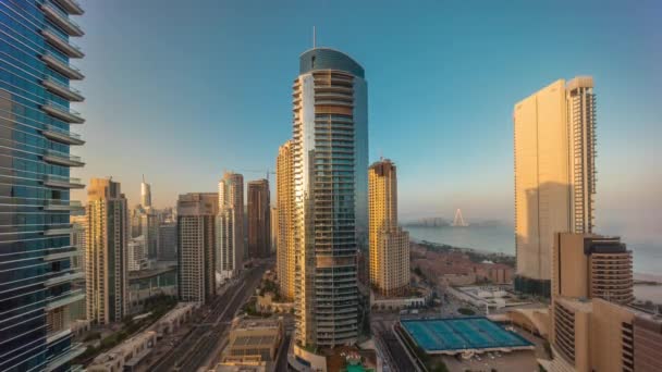 Vista panoramica sul porto turistico di Dubai e sulla zona JBR e sulla famosa timelapse aerea della mattina della ruota panoramica — Video Stock