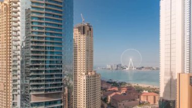 JBR bölgesinin panoramik görüntüsü ve ünlü dönme dolabın sabah zamanı.