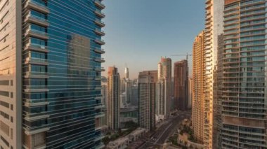 Dubai Marina ve JBR bölgesinin panoramik manzarası ve ünlü dönme dolabın sabah zamanı.