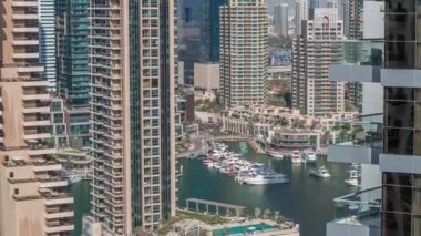 Dubai Marina gökdelenlerindeki hava manzarası ve liman zamanındaki en lüks yat, Dubai, Birleşik Arap Emirlikleri