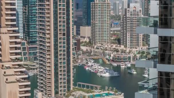 Вид з повітря на Dubai Marina skyscrapers і найрозкішніша яхта в порту timelapse, Дубай, Об'єднані Арабські Емірати — стокове відео