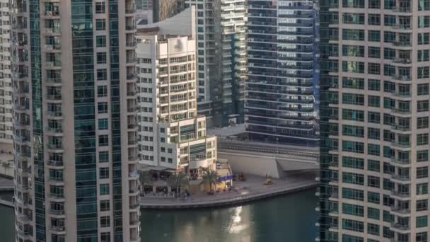 Luftaufnahme der Wolkenkratzer der Dubai Marina und der luxuriösesten Jacht im Zeitraffer im Hafen, Dubai, Vereinigte Arabische Emirate — Stockvideo