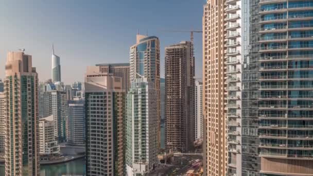 Flybilde av Dubai Marina skyskrapere og den mest luksuriøse yachten i havnetiden, Dubai, De forente arabiske emirater – stockvideo