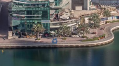 Dubai Marina gökdelenlerindeki hava manzarası ve liman zamanındaki en lüks yat, Dubai, Birleşik Arap Emirlikleri