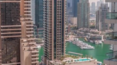 Dubai Marina gökdelenlerindeki hava manzarası ve liman zamanındaki en lüks yat, Dubai, Birleşik Arap Emirlikleri