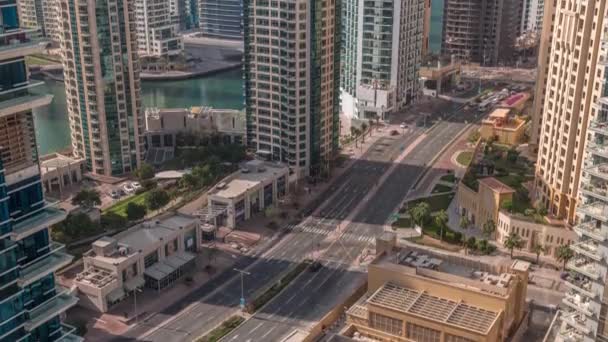 Вид с воздуха на небоскребы Dubai Marina и самую роскошную яхту в гавани, Дубай, Объединенные Арабские Эмираты — стоковое видео