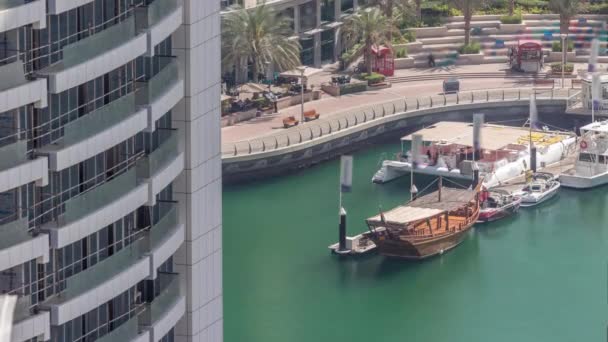 Αεροφωτογραφία στους ουρανοξύστες της μαρίνας Ντουμπάι και το πιο πολυτελές γιοτ στο λιμάνι timelapse, Ντουμπάι, Ηνωμένα Αραβικά Εμιράτα — Αρχείο Βίντεο