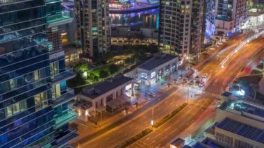 Dubai Marina gökdelenleri ve liman gecesinin en lüks yatı Dubai, Birleşik Arap Emirlikleri.