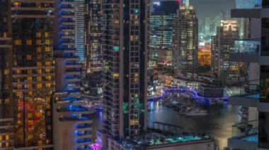Dubai Marina gökdelenleri ve liman gecesinin en lüks yatı Dubai, Birleşik Arap Emirlikleri.