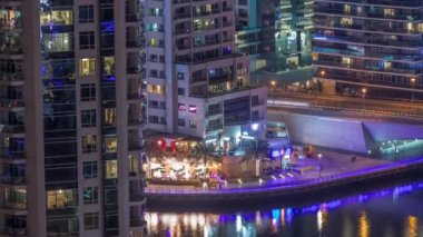 Dubai Marina gökdelenleri ve liman gecesinin en lüks yatı Dubai, Birleşik Arap Emirlikleri.