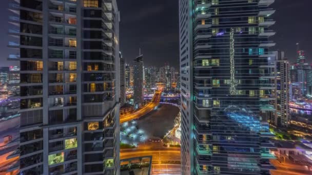 Flygfoto över Dubai Marina skyskrapor och den mest lyxiga yacht i hamnen natt timelapse, Dubai, Förenade Arabemiraten — Stockvideo