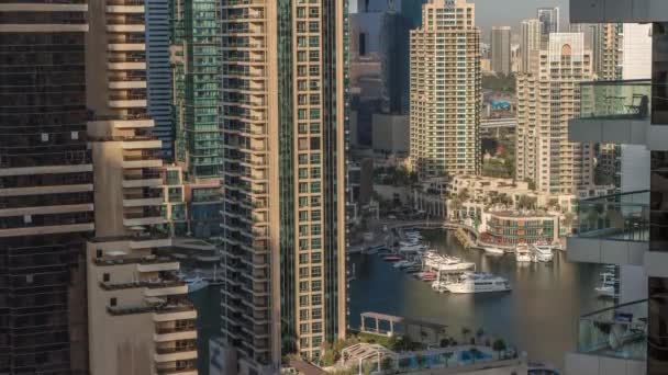 Luchtfoto op Dubai Marina wolkenkrabbers en de meest luxe jacht in de haven timelapse, Dubai, Verenigde Arabische Emiraten — Stockvideo