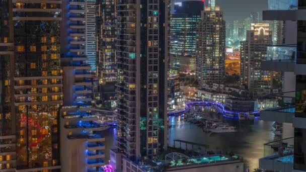 Pemandangan udara di pencakar langit Dubai Marina dan kapal pesiar paling mewah di pelabuhan malam timelapse, Dubai, Uni Emirat Arab — Stok Video