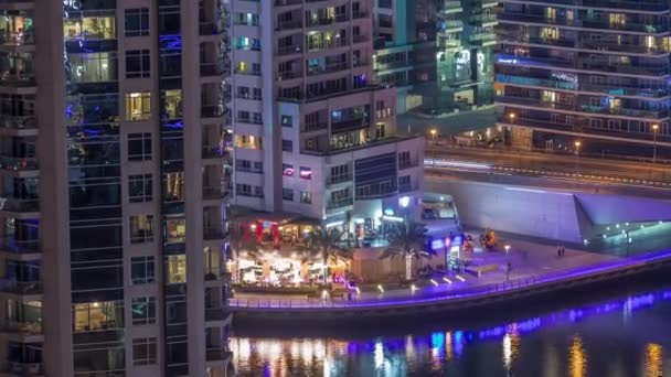 Flygfoto över Dubai Marina skyskrapor och den mest lyxiga yacht i hamnen natt timelapse, Dubai, Förenade Arabemiraten — Stockvideo