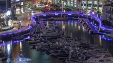 Dubai Marina gökdelenleri ve liman gecesinin en lüks yatı Dubai, Birleşik Arap Emirlikleri.