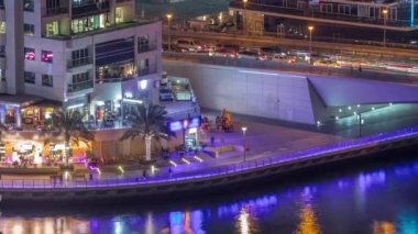 Dubai Marina gökdelenleri ve liman gecesinin en lüks yatı Dubai, Birleşik Arap Emirlikleri.