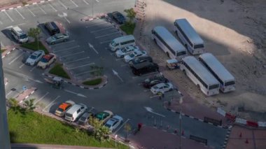 Üst görünüm park yeri ile çok sayıda araba hareket ediyor ve zaman ayarlı.
