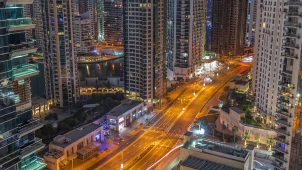 Vue aérienne sur les gratte-ciel de Dubai Marina et le yacht le plus luxueux du port nuit au jour le jour, Dubaï, Émirats arabes unis — Video