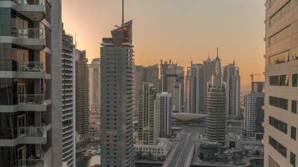 Dubai Marina gökdelenlerindeki hava manzarası ve limandaki en lüks yat sabah saatleri, Dubai, Birleşik Arap Emirlikleri — Stok video