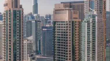 Dubai Marina Skyline ve JLT bölge gökdelenleri arka planda hava zaman aralığında.