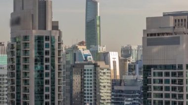 Dubai Marina Skyline ve JLT bölge gökdelenleri arka planda hava zaman aralığında.