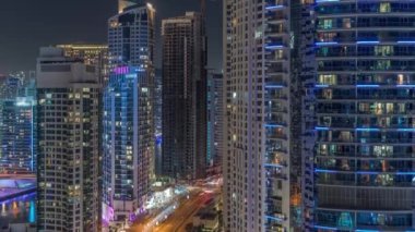 Dubai Marina Skyline ve JBR semti gökdelenleri arka planda gece zaman çizelgesi.