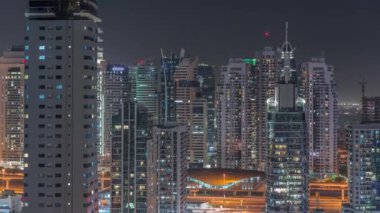 Dubai Marina Skyline ve JLT bölge gökdelenleri arka planda bir hava gece zaman çizelgesi.