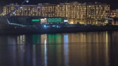 Modern mimarisi ve dönme dolabı olan Bluewater adası..