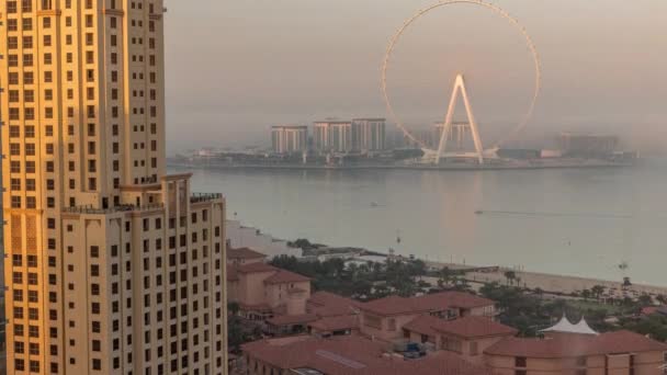 Bluewaters ilha com arquitetura moderna e roda gigante coberta pela neblina aérea da manhã timelapse. — Vídeo de Stock
